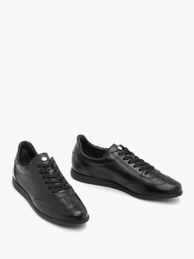 Schwarze Sportschuhe aus genarbtem Leder