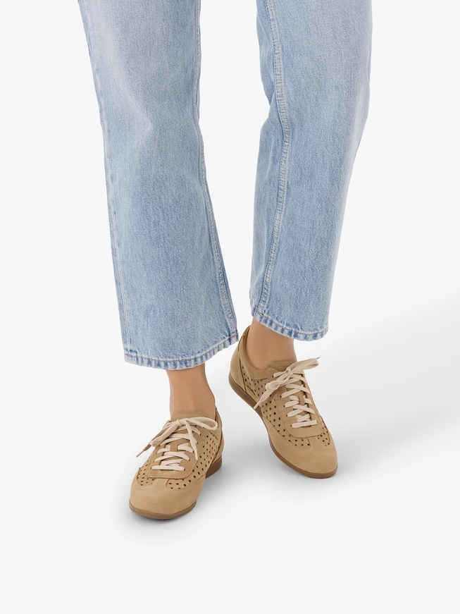 Halbschuhe aus sandfarbenem Nubukleder mit Perforationen
