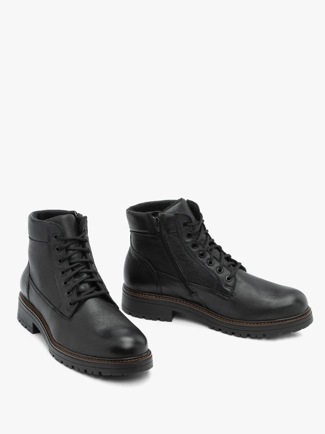 Schwarz genarbte Lederstiefel