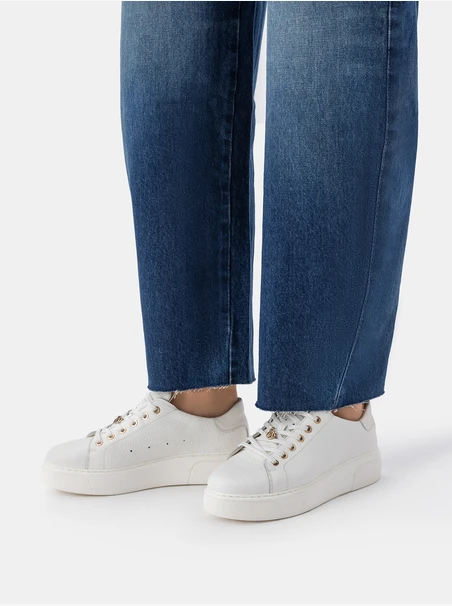Białe sneakersy ze skóry licowej