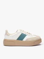 Turnschuhe mit grünem Akzent