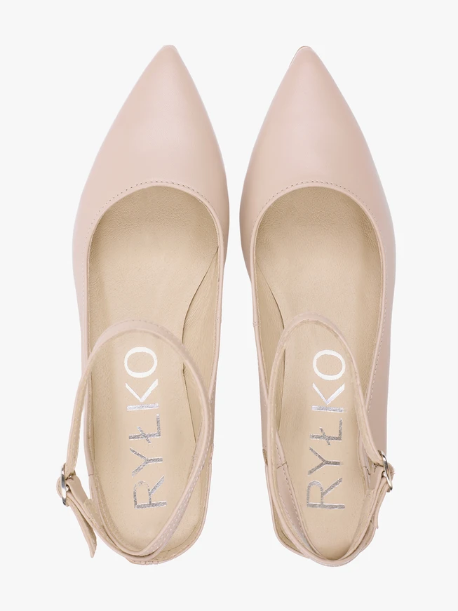 Beigefarbene Lederpumps mit Kitten-Heels