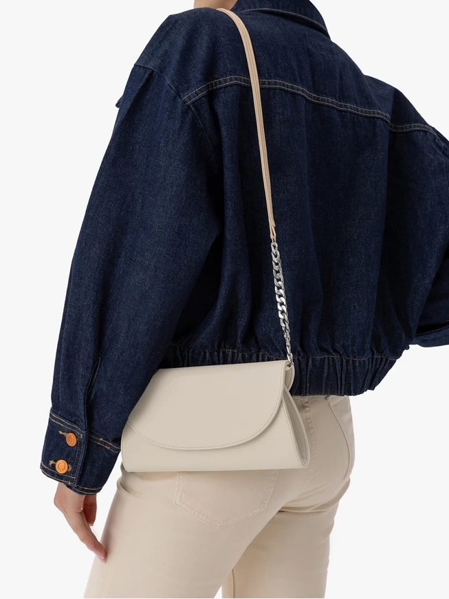 Beigefarbene Leder-Clutch-Tasche mit Kettenriemen