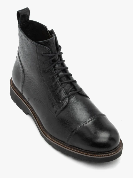 Schwarzer isolierter Vollnarbenlederstiefel