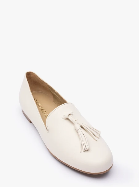 Cremefarbene Mokassins mit einer Clutch