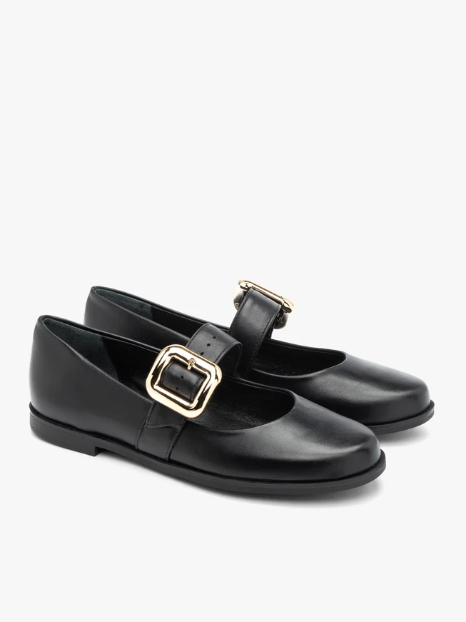 Schwarze Ballerinas mit auffälliger Clutch