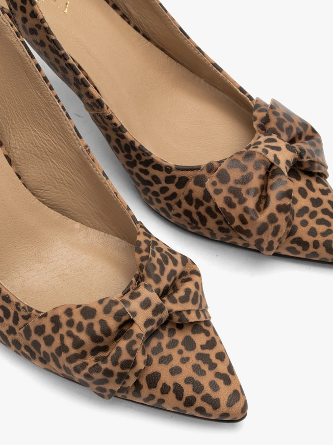 Slingback-Pumps im Leopardenmuster mit Schleife