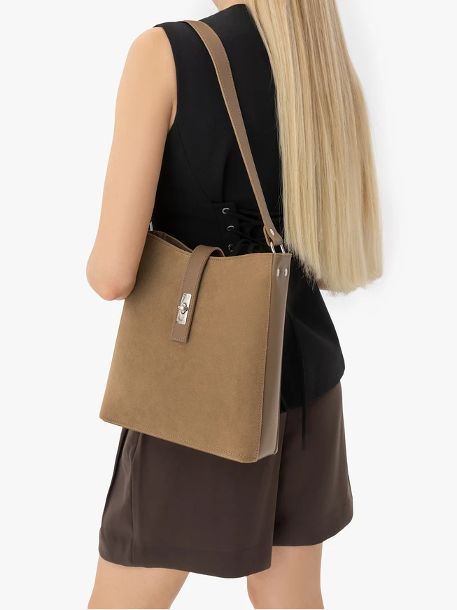 Dunkelbeige mittelgroße Tasche mit Schnalle