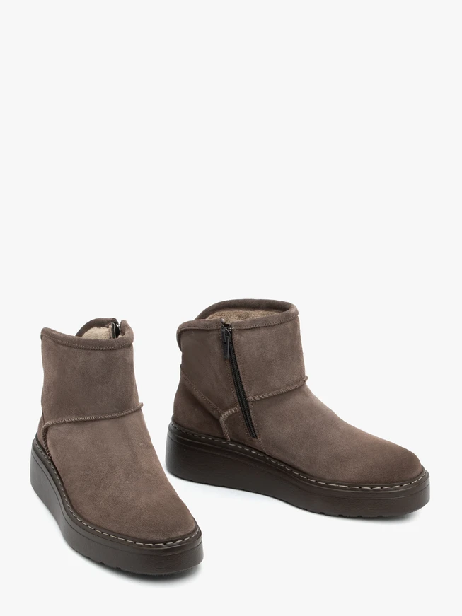 Braune, mit Wolle isolierte Schneestiefel