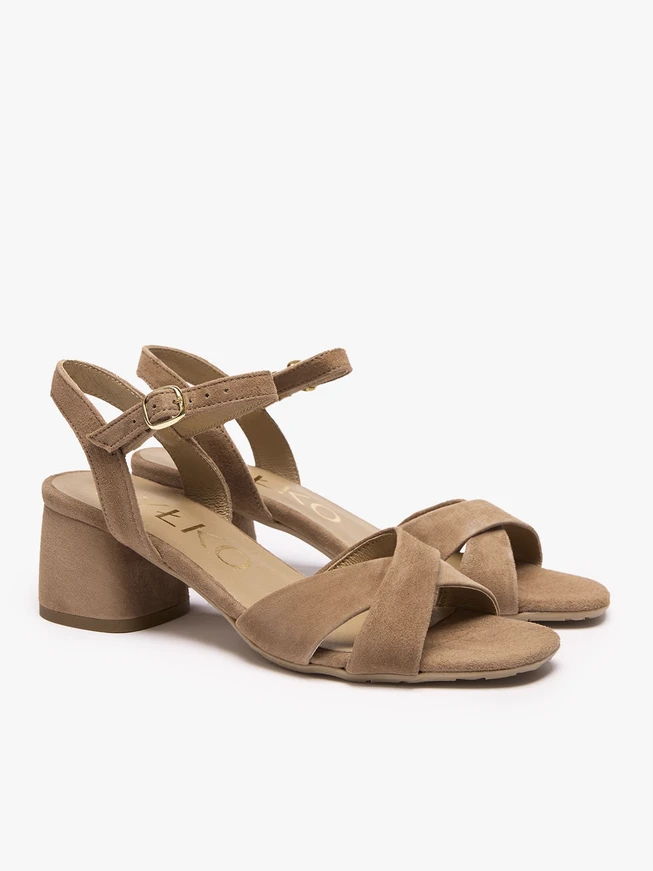 Hellbraune hochhackige Sandalen