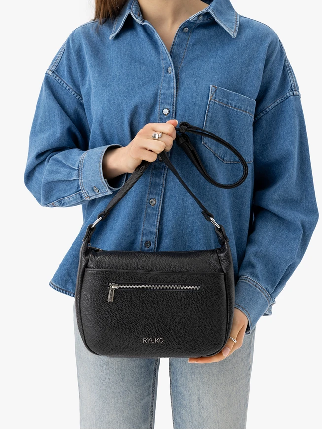 Schwarze mittelgroße Lederhandtasche