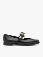 Schwarze Ballerinas mit auffälliger Clutch