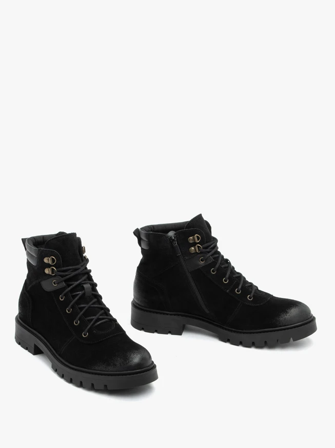 Schwarze isolierte Stiefel