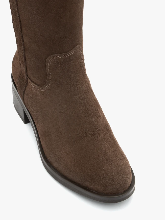 Braune Stiefel mit breitem Schaft