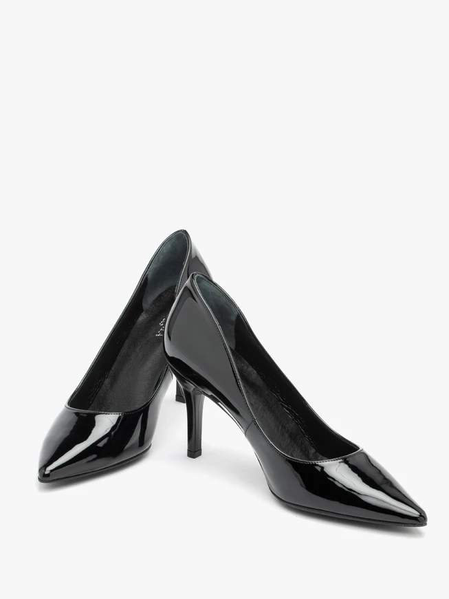 Schwarz lackierte Stiletto-Pumps