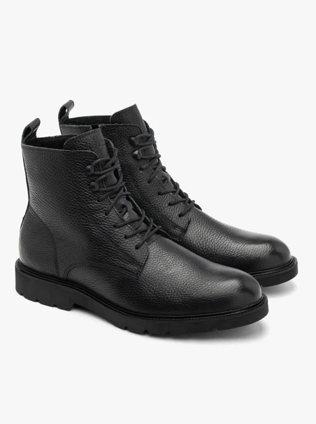 Schwarze Herrenstiefel auf leichter Basis