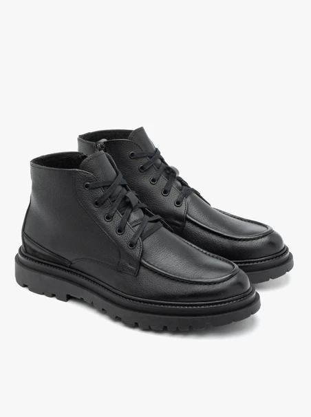 Schwarz genarbte Lederstiefel