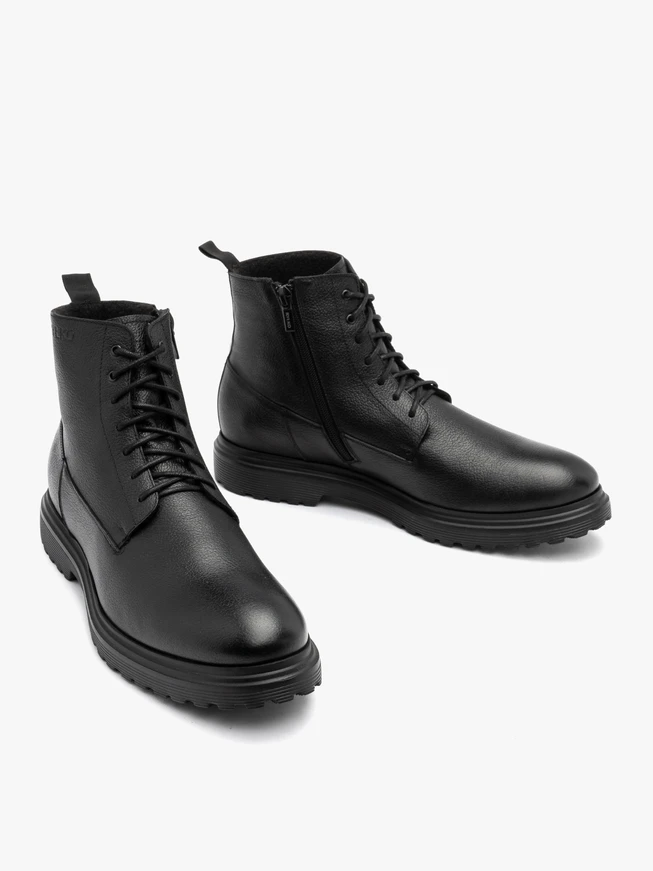 Schwarze Herrenstiefel mit festem Boden