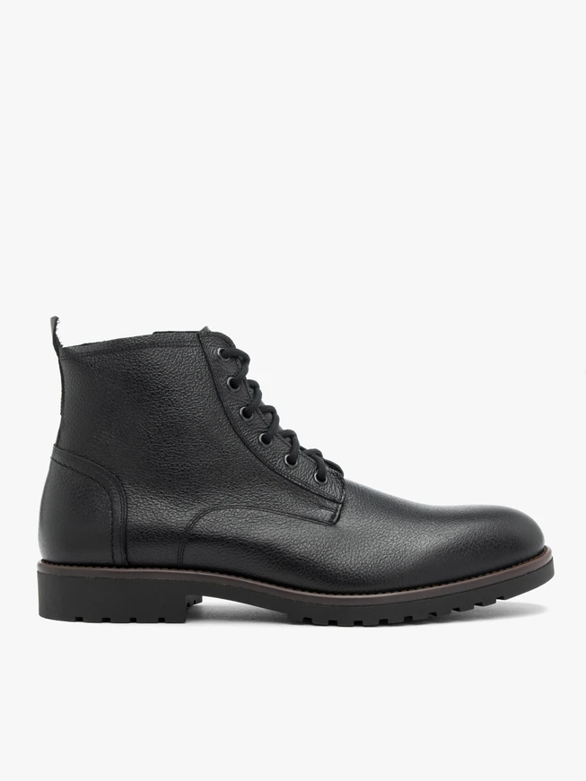Isolierte Stiefel aus schwarzem Schafsleder