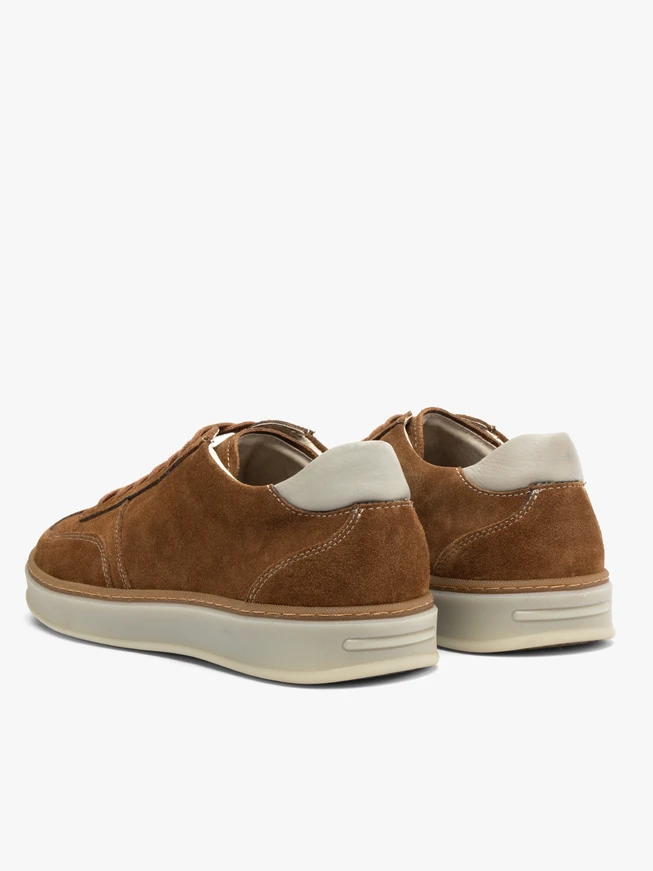 Braune und weiße Schnürhalbschuhe