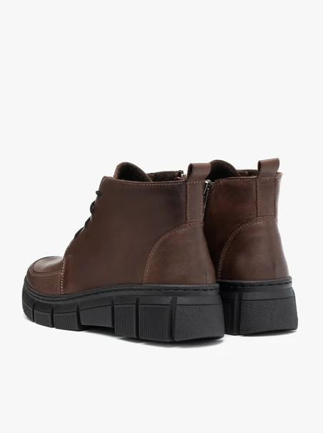 Braune Stiefel mit Fleece-Isolierung