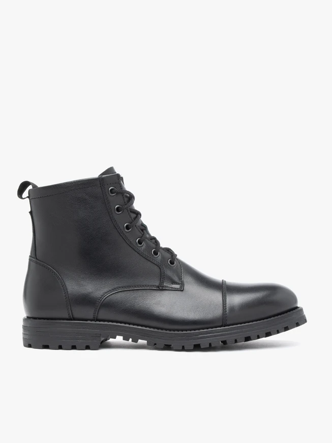 Schwarzer isolierter Vollnarbenlederstiefel
