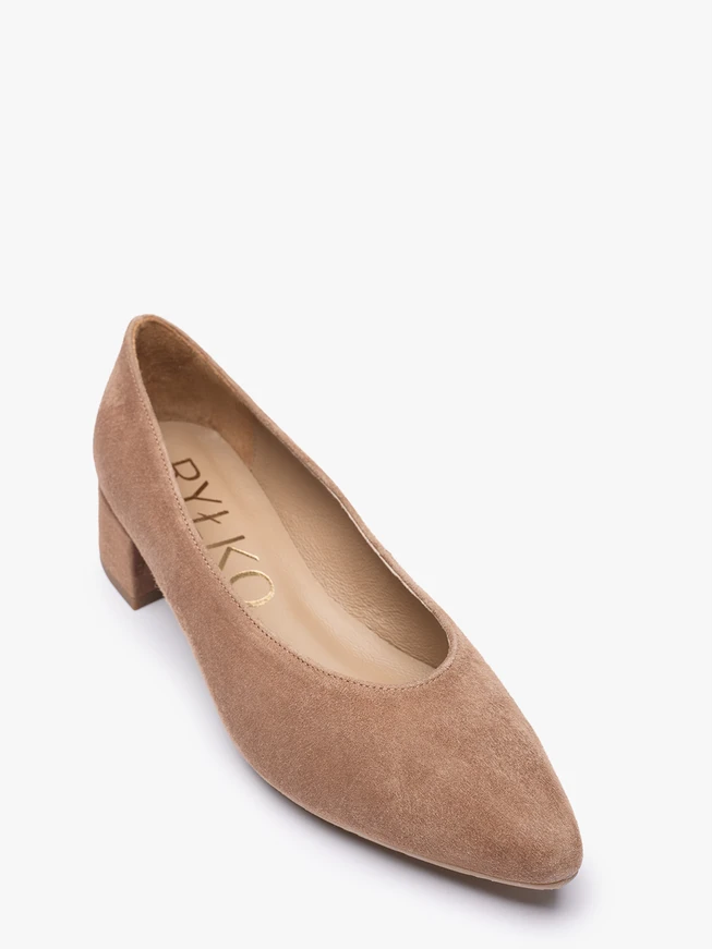 Hellbraune niedrige Stiletto-Pumps