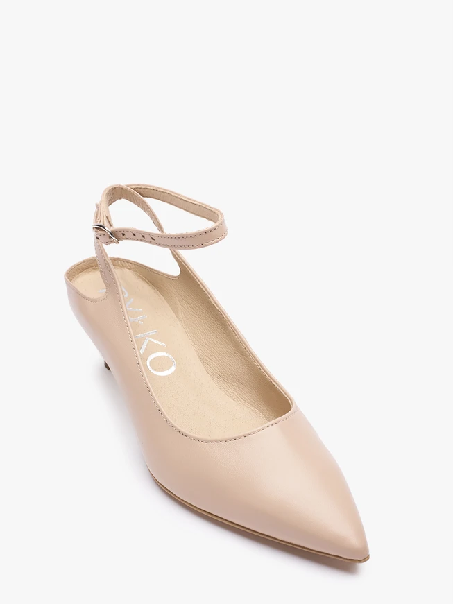 Beigefarbene Lederpumps mit Kitten-Heels