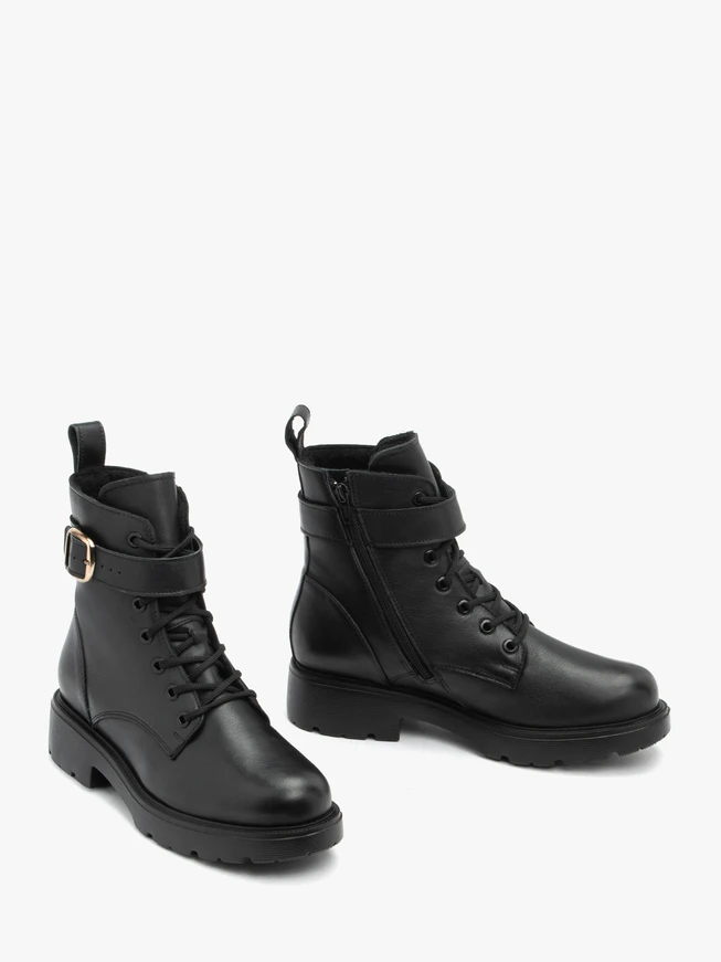 Schwarze Stiefel aus genarbtem Leder mit Riemen