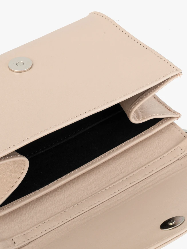 Beigefarbene Leder-Clutch-Tasche mit Kette