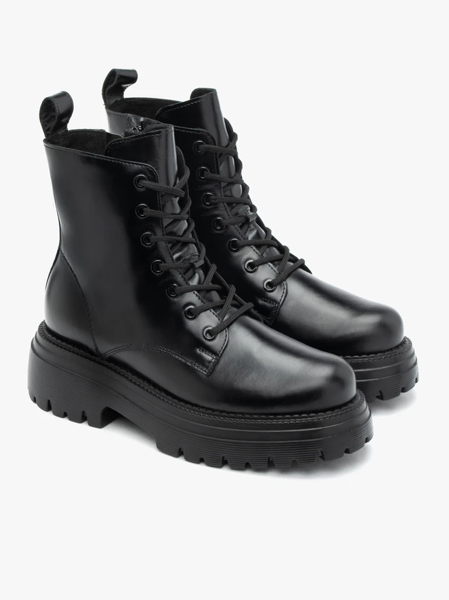Schwarz genarbte Lederstiefel
