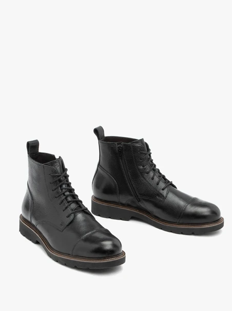 Schwarzer isolierter Vollnarbenlederstiefel