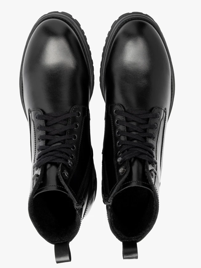 Schwarze Stiefel auf Traktionsboden aus Naturkautschuk