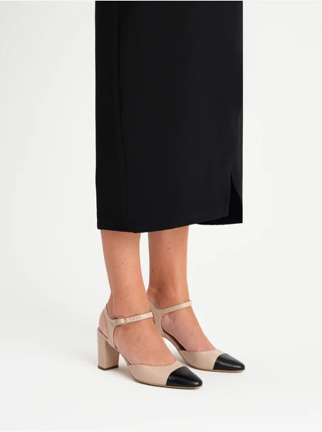 Beigefarbene und schwarze Damen-Pumps mit offenem Absatz