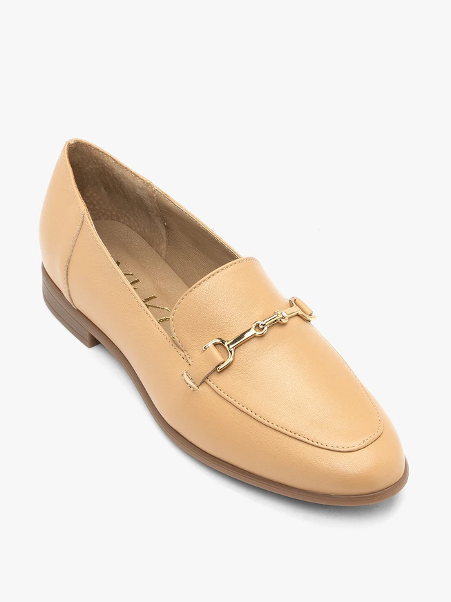 Mokassins aus genarbtem Leder in Beige