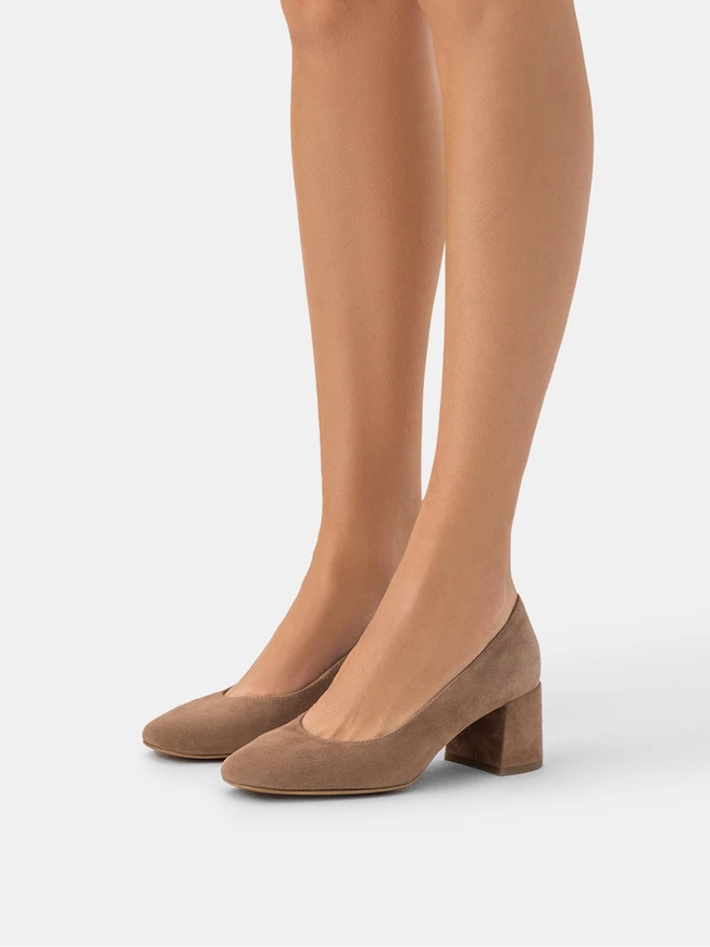 Hellbraune Pumps aus Veloursleder
