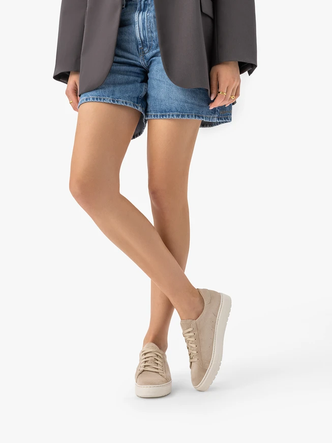 Sandfarbene Veloursleder-Sneakers