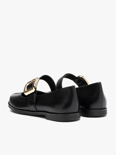 Schwarze Ballerinas mit auffälliger Clutch