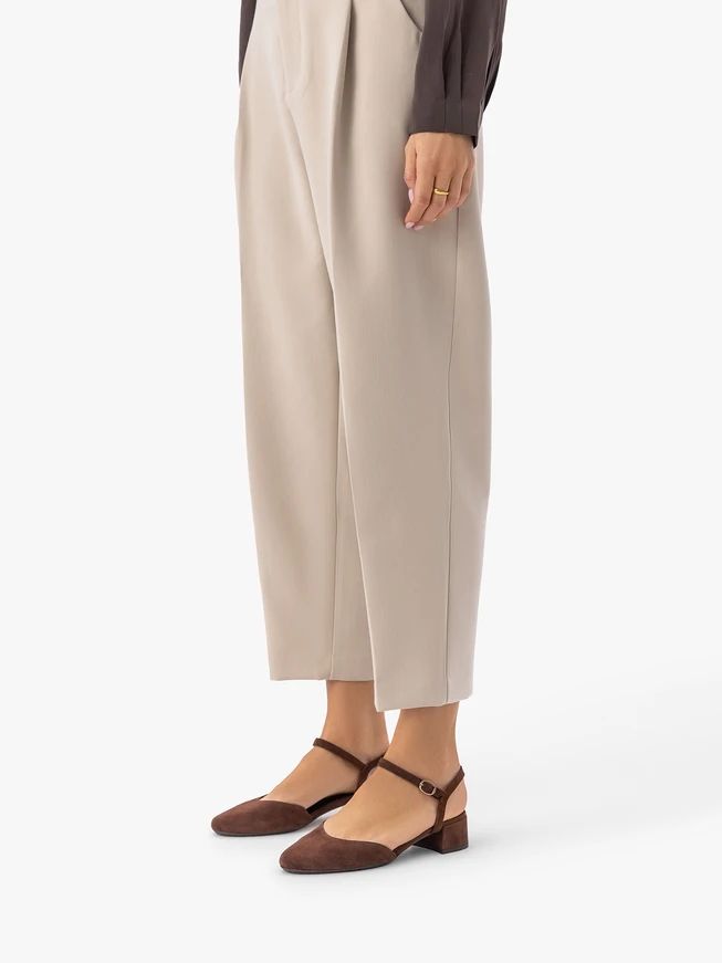 Dunkelbraune Slingback-Pumps mit niedrigem Schaft