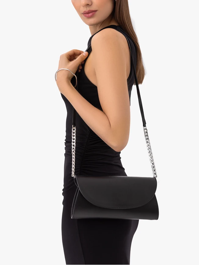 Schwarze Leder-Clutch-Tasche mit Kettenverzierung