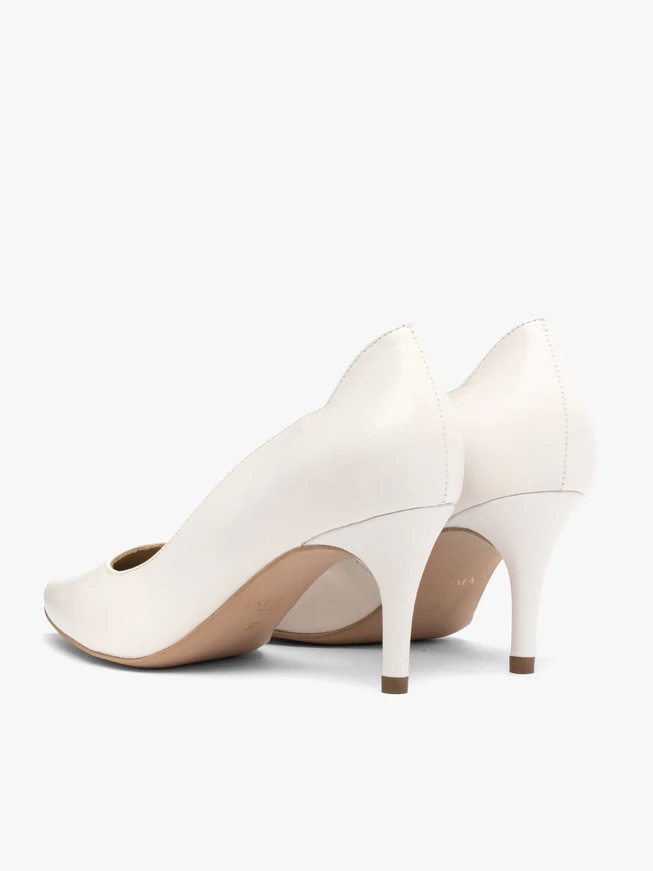 Cremefarbene Pumps mit verschönertem Schaft