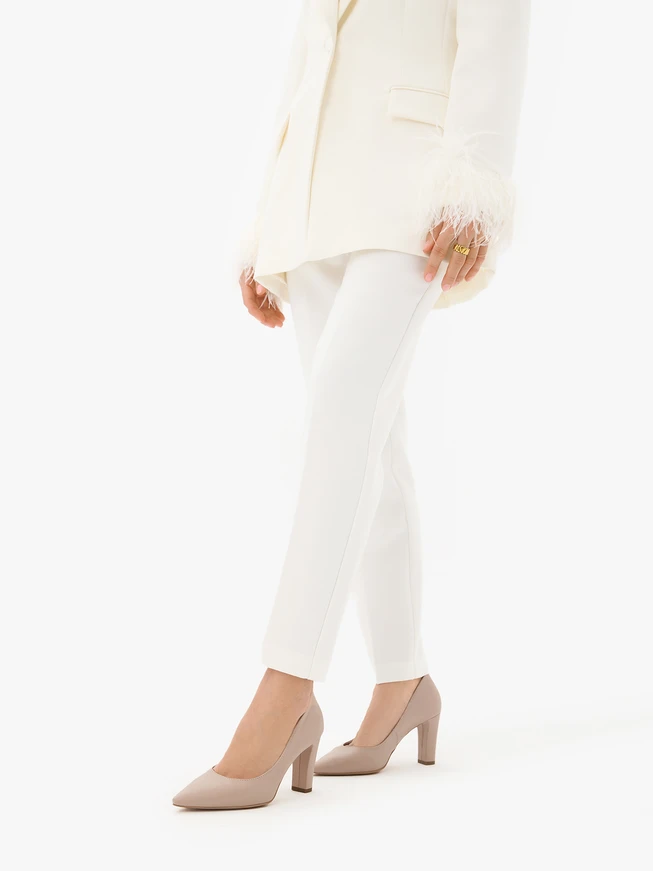 Beigefarbene Pumps mit klobigem Stilettoabsatz