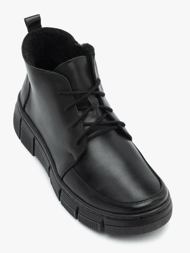 Schwarze Stiefel mit Fleece-Isolierung