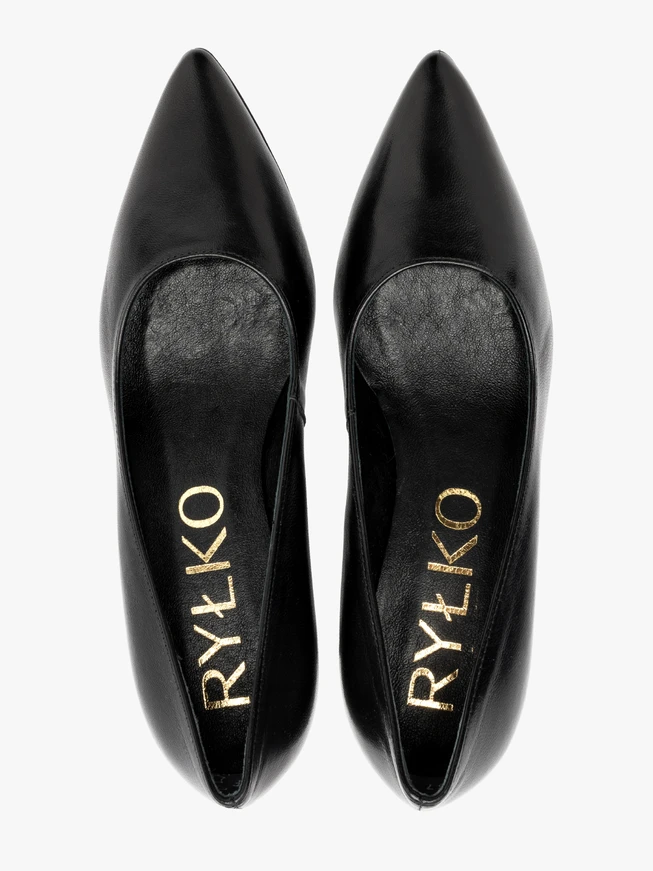 Schwarze Pumps mit lackiertem Stilettoabsatz