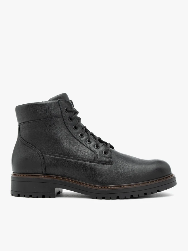 Schwarz genarbte Lederstiefel