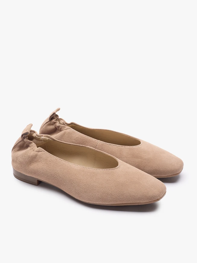 Beigefarbene Ballerinas mit Gummiband und eckiger Spitze