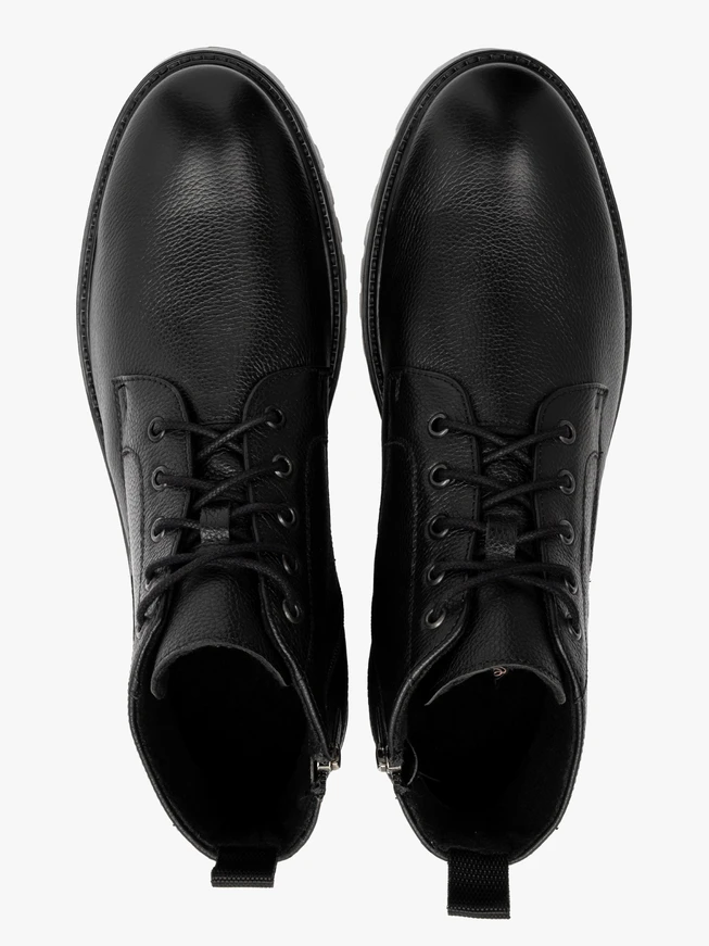 Schwarze Männerturnschuhe mit Traktorboden