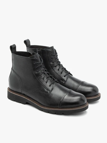 Schwarzer isolierter Vollnarbenlederstiefel