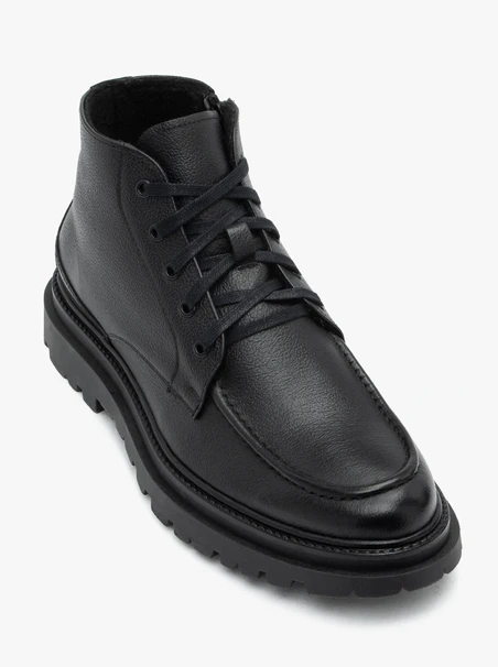 Schwarz genarbte Lederstiefel