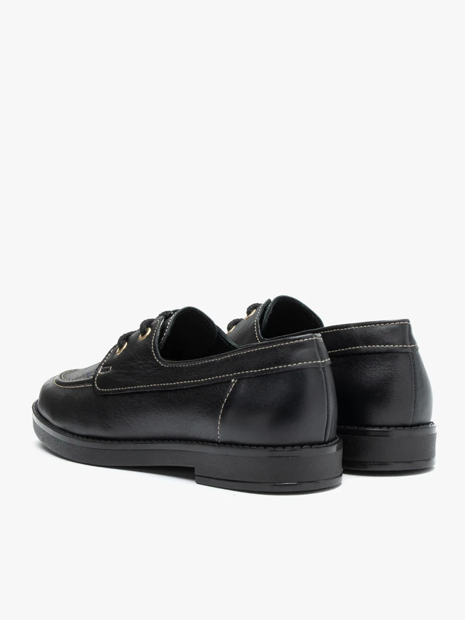 Halbschuhe aus schwarzem Narbenleder